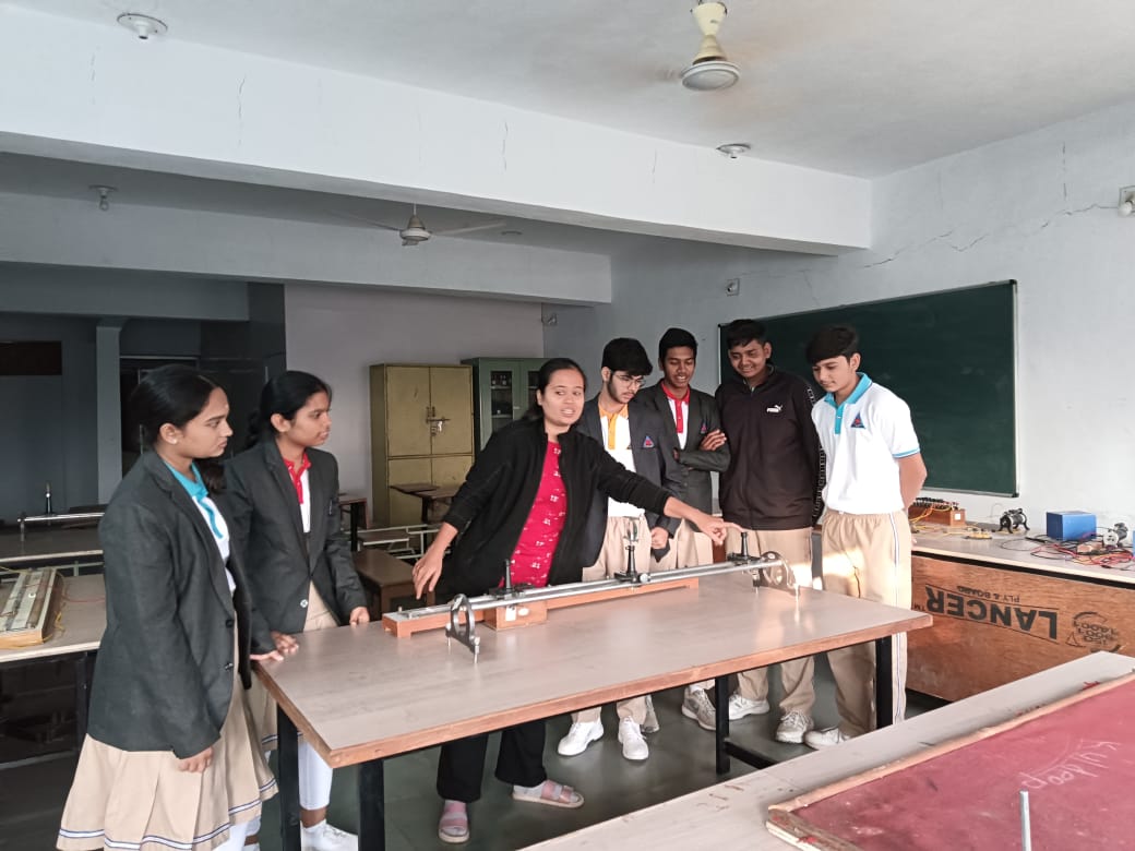 Teaching in Laboratory - Experiment Demonstration